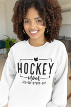 Charger l'image dans la galerie, Femme souriante portant un chandail blanc Impressions Gaspésie avec inscription Hockey Mom en noir