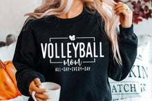 Charger l'image dans la galerie, Sweat-shirt noir Impressions Gaspésie Volleyball Mom avec impression blanche, coupe unisexe confortable en coton mélangé
