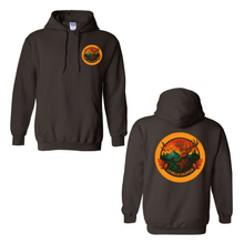 Charger l'image dans la galerie, Hoodie brun Impressions Gaspésie avec logo chevreuil et paysage forestier sur la poitrine et le dos