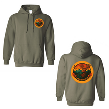 Charger l'image dans la galerie, Hoodie unisexe Impressions Gaspésie vert olive avec motif de chevreuil et paysage forestier au dos et sur la poitrine