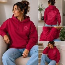 Charger l'image dans la galerie, Hoodie rouge cerise Impressions Gaspésie avec impression ton sur ton, coupe unisexe, poche kangourou et capuchon.