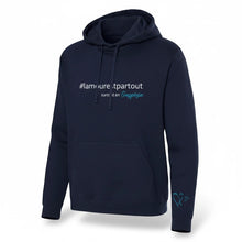 Charger l'image dans la galerie, Sweat à capuche bleu marine Impressions Gaspésie avec inscription blanche et bleue et motif de cœur sur la manche