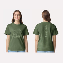 Charger l'image dans la galerie, T-shirt unisexe Impressions Gaspésie vert olive en coton épais avec motif phare et inscription au dos