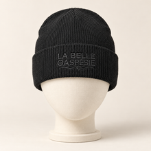 Charger l'image dans la galerie, Tuque La Belle Gaspésie – Brodée
