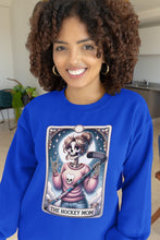 Charger l'image dans la galerie, Femme souriante portant un crewneck bleu Impressions Gaspésie avec un motif de squelette Hockey Mom en impression DTF
