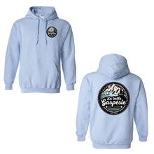 Charger l'image dans la galerie, Hoodie unisexe bleu pâle Impressions Gaspésie avec logo pastel imprimé sur la poitrine et en grand au dos

