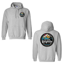 Charger l'image dans la galerie, Hoodie gris unisexe Impressions Gaspésie avec logo circulaire illustrant la mer et les montagnes sur la poitrine et le dos
