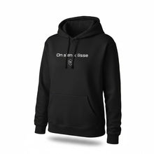Charger l'image dans la galerie, Hoodie noir Impressions Gaspésie avec inscription On s'en k lisse, poche kangourou et capuchon doublé en coton mélangé

