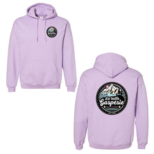 Charger l'image dans la galerie, Hoodie unisexe Impressions Gaspésie couleur orchidée avec logo pastel imprimé sur la poitrine et dans le dos.
