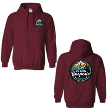 Charger l'image dans la galerie, Hoodie unisexe Impressions Gaspésie grenat avec logo La belle Gaspésie imprimé sur la poitrine et dans le dos
