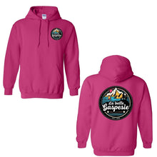 Charger l'image dans la galerie, Hoodie unisexe rose Impressions Gaspésie avec logo circulaire illustrant la mer et les montagnes sur la poitrine et le dos
