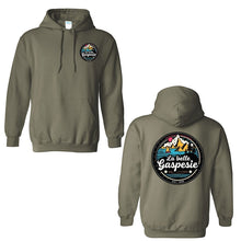 Charger l'image dans la galerie, Hoodie unisexe vert kaki Impressions Gaspésie avec logo circulaire sur la poitrine et grand motif au dos
