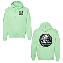 Charger l'image dans la galerie, Hoodie unisexe vert menthe Impressions Gaspésie avec logo pastel sur la poitrine et grand motif au dos.
