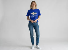 Charger l'image dans la galerie, Femme portant un t-shirt bleu roi Impressions Gaspésie avec le drapeau régional et une ancre, style décontracté.
