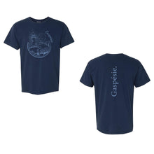 Charger l'image dans la galerie, T-shirt unisexe Impressions Gaspésie bleu marine en coton épais avec motif phare et logo au dos
