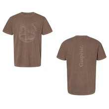 Charger l'image dans la galerie, T-shirt unisexe Impressions Gaspésie marron en coton épais avec motif phare et logo au dos
