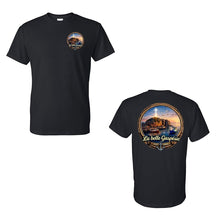 Charger l'image dans la galerie, T-shirt unisexe noir Impressions Gaspésie avec illustration de paysage côtier et croix sur la poitrine et le dos
