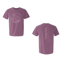 Charger l'image dans la galerie, T-shirt unisexe Impressions Gaspésie violet en coton épais avec motif phare et inscription Gaspésie au dos
