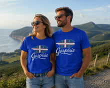 Charger l'image dans la galerie, Couple portant le t-shirt bleu royal Drapeau Gaspésie, avec vue sur la côte gaspésienne
